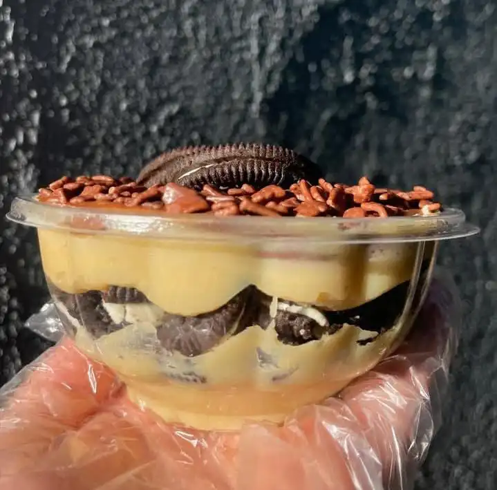Sobremresa com camadas de creme e Oreo